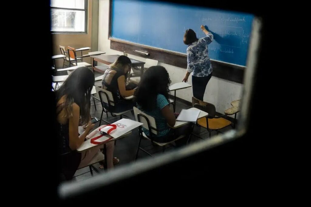 Seleção em MT oferece até R$ 140 por hora para servidores atuarem como professores